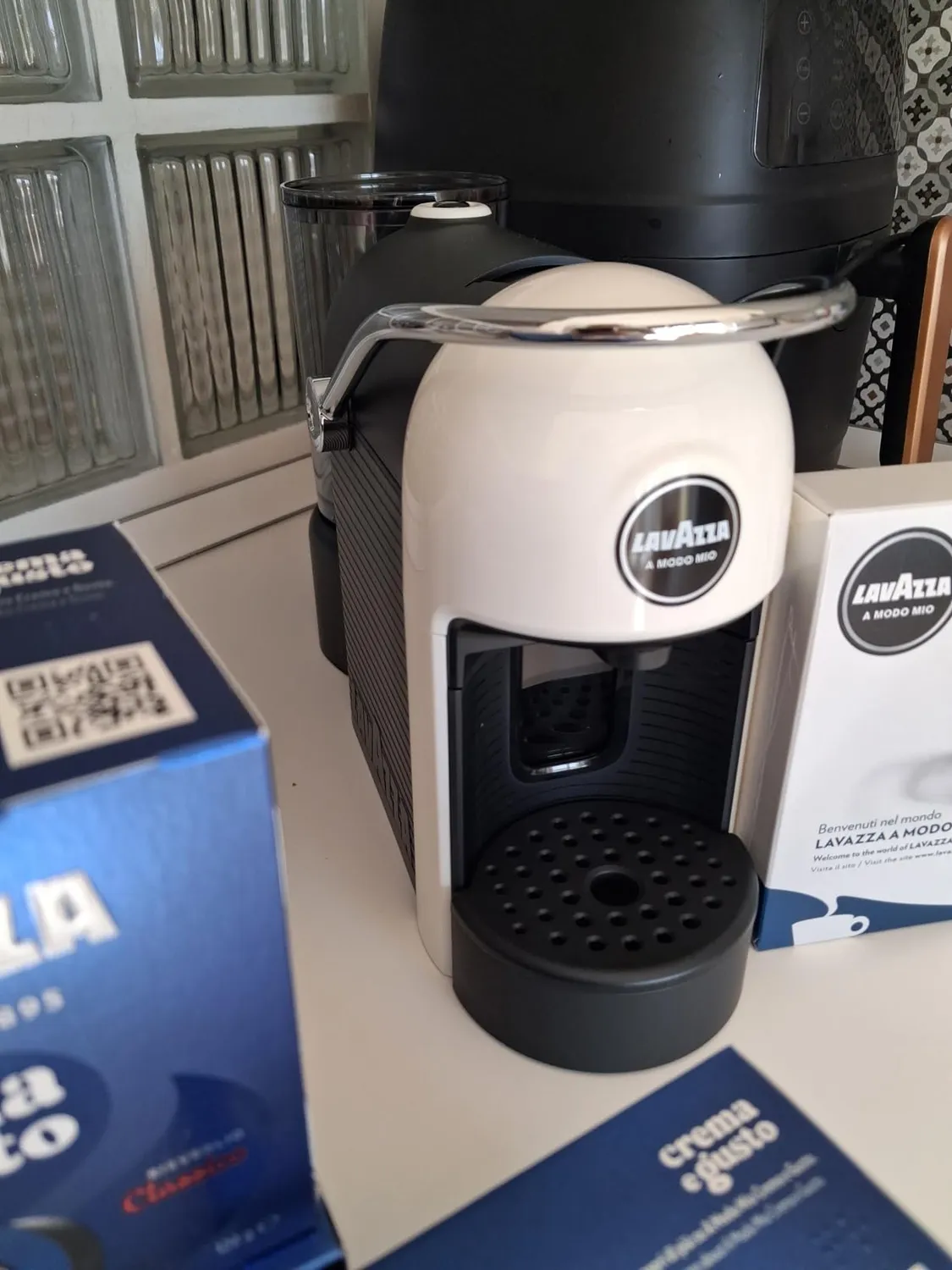 Lavazza Jolie Evo macchina caffe A Modo Mio nera + 64 capsule
