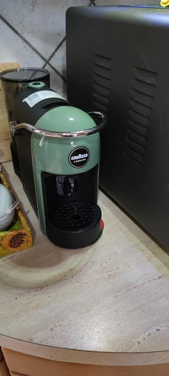 Lavazza Jolie Evo macchina caffe A Modo Mio nera + 64 capsule