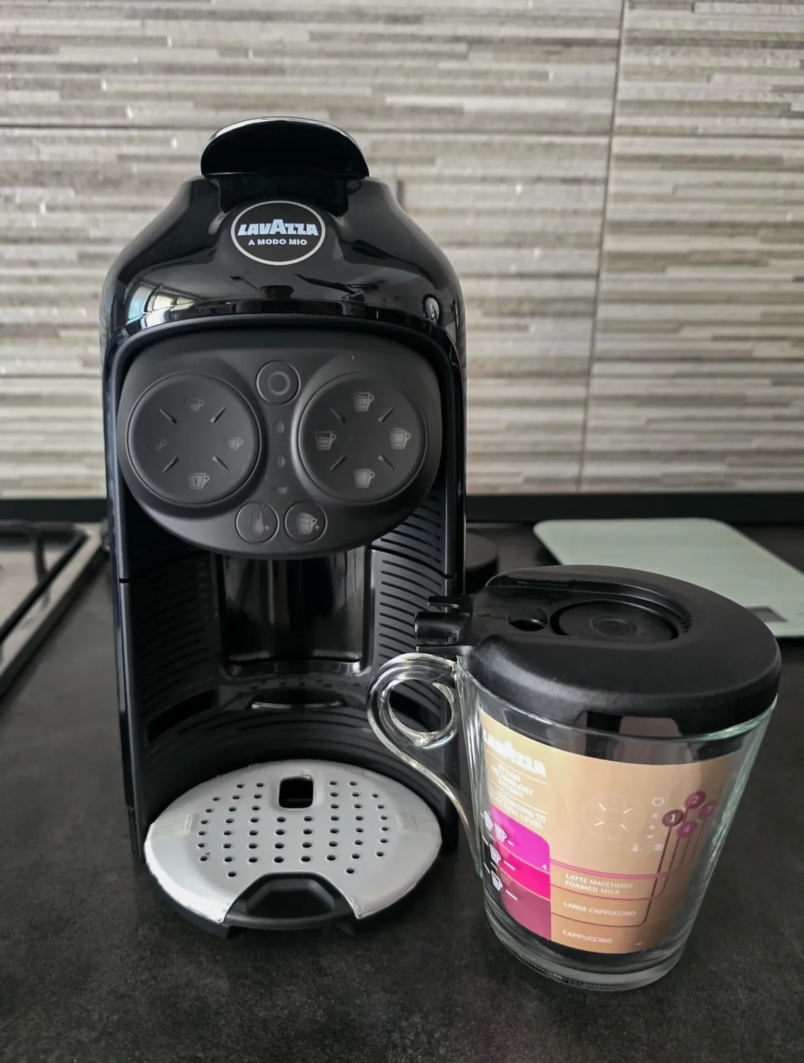 Lavazza A Modo Mio Deséa macchina caffè nera + 88 capsule