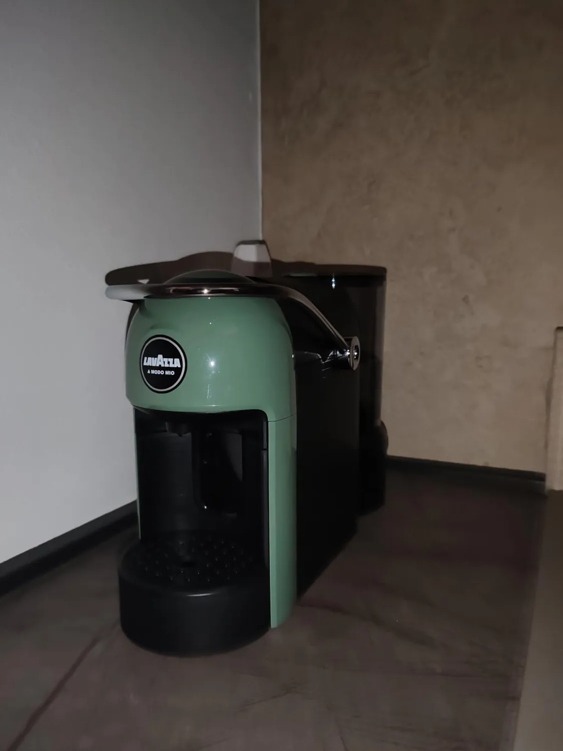 Lavazza Jolie Evo macchina caffe A Modo Mio nera + 64 capsule