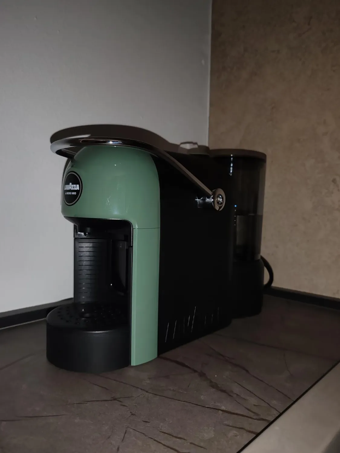 Lavazza Jolie Evo macchina caffe A Modo Mio nera + 64 capsule