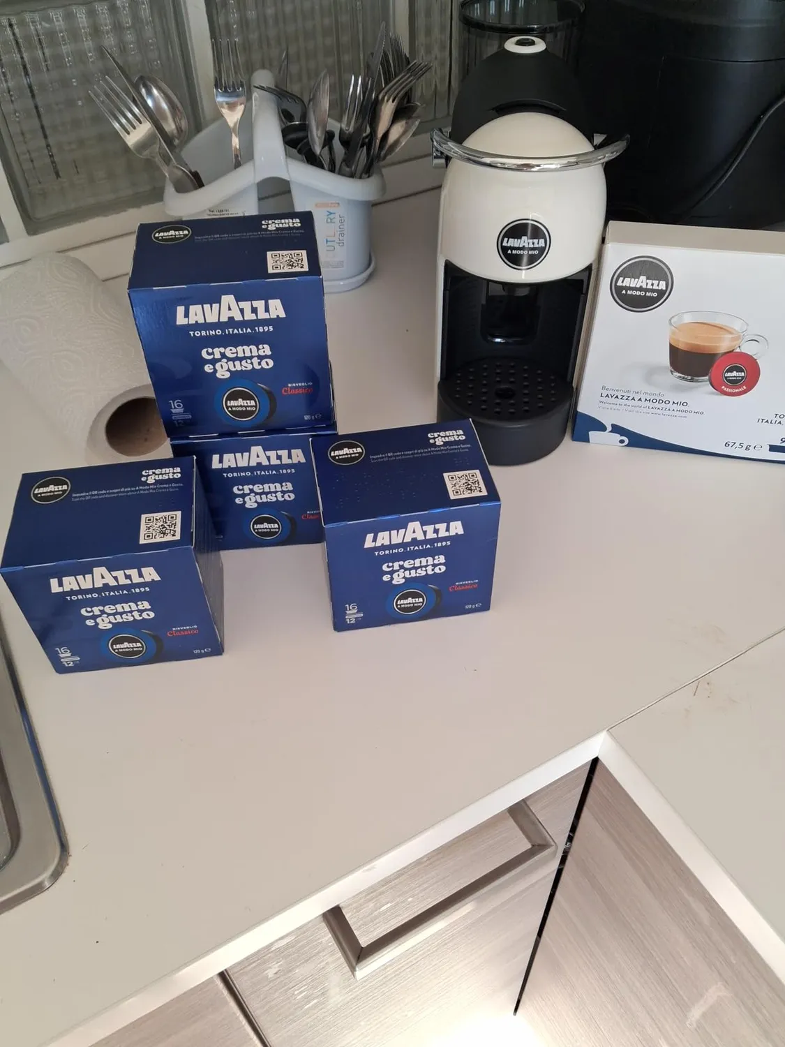 Lavazza Jolie Evo macchina caffe A Modo Mio nera + 64 capsule